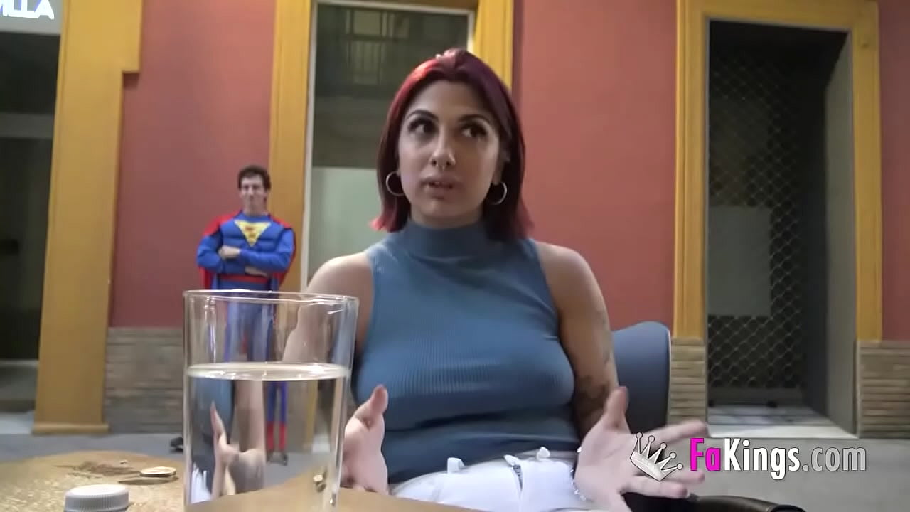 Joven pelirroja recibe un genial debut porno con un superman guarro
