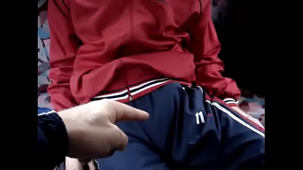 Ils Se Moquent De Lui Et De Son Érection