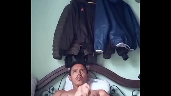 Download Video - Recopilaci&oacute;n de joven moreno bronceado sacando su leche parte1