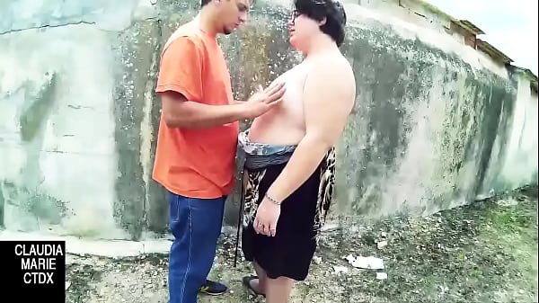 This fat couple like to cum on the walls of the parks