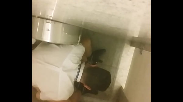 Download Video - Vendedor hetero gozando no shoping