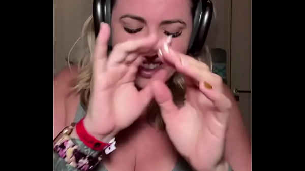 The price of these AirPods max totally worth it. ##Max##jammingout##playTime