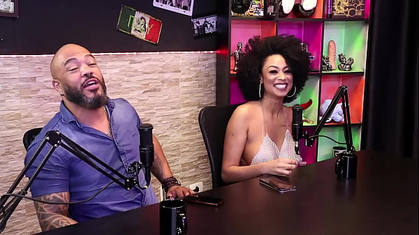 Amanda Smell greets the black Top Delícia squeezing his dick