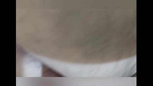Jovencita caliente, se masturba por el ano y no sabe que le pasaría despues..