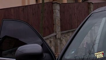 Dogging Eita indiazinha Gostosa e tatuada chupo a rola do Lutador de MMA Allan Guerra Gomes no mato a beira da praia ap&oacute;s tomar uma ducha no estacionamento