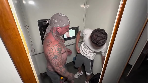 Download Video - Grande punho e sem sela nas cabines&comma; cinem&atilde;o gay do centro da cidade&period; - FULL RED