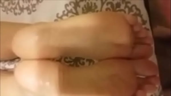 Cumming on the soles n 35 of a woman I met on Tinder