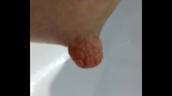 Il marito spreme la tetta piena di latte,alla m...