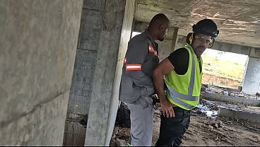Download Video - Dois oper&aacute;rios esperando todos irem embora pra transar no pr&eacute;dio em obra que eles trabalham&comma; fetiche dos machos
