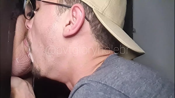 Download Video - LOIRO DOTADO UNCUT GOZANDO NO GLORYHOLE &lpar;COMPLETO NO RED&rpar;