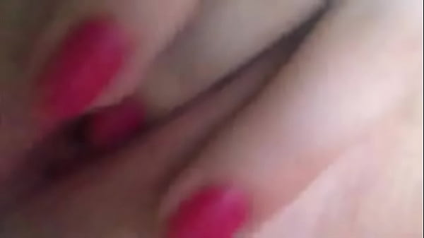 Chica se masturba con los dedos