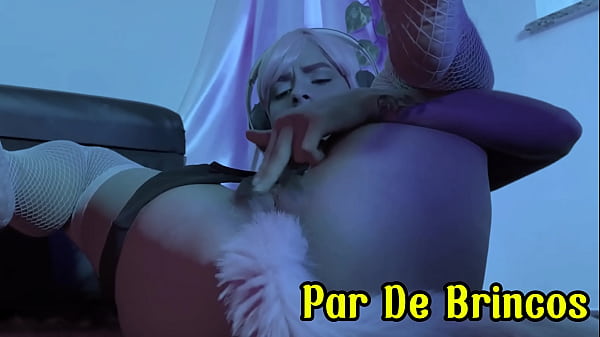 Ela gosta de brincar com a buceta usando plug anal