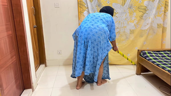 Egyptian Big Ass Hot Stepmom Show Her Huge Booty & Big Boobs!