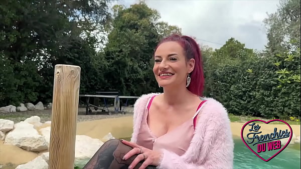 Sally, atomic bomb, offers herself two beautiful cocks