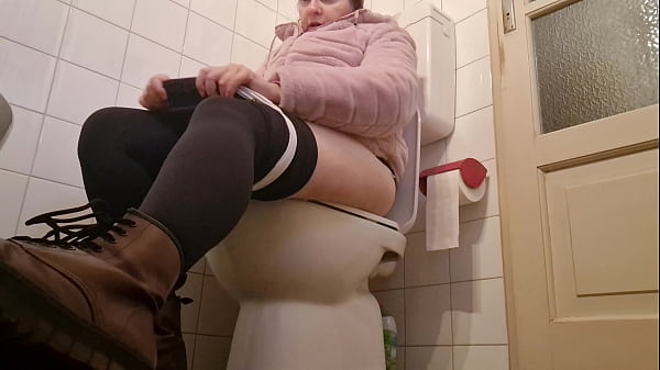 Great piss and farts in the bathroom of a friend 4K