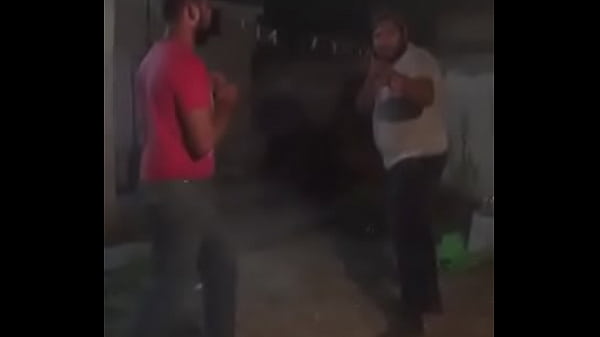 IMANNUELS. La película~. Hombre caucásico y calvo es cogido en riña