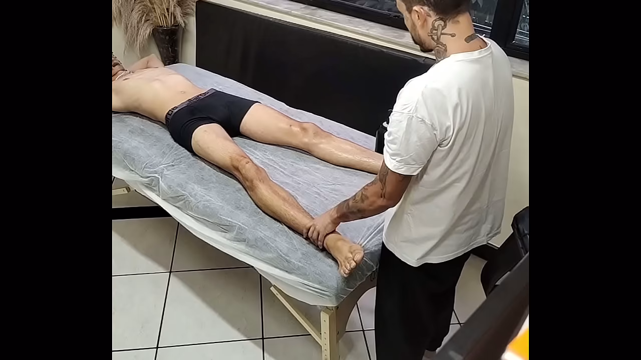 Hombre casado y nervioso en mi camilla
                    tattoo amateur gay massage foreplay young man black guy tantric massage mature man male on male guy next door muscular body straight hair gay encouragement heavily tattooed textual tattoo muchos negros