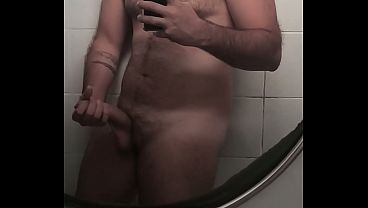 Punheta bem gostosa na frente do espelho