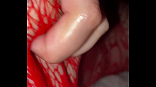 latina en bodysuit rojo caliente se masturba hasta acabar toda mojada