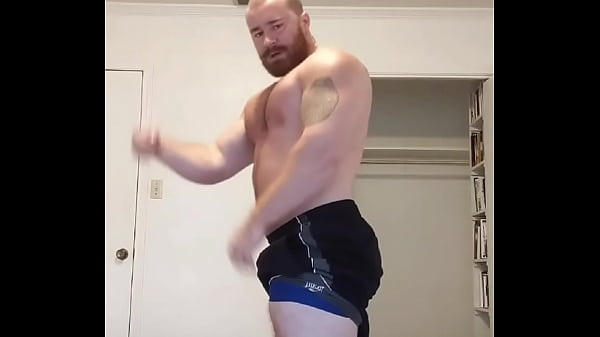 Posant De Musculation Costaud Et Strip-Tease