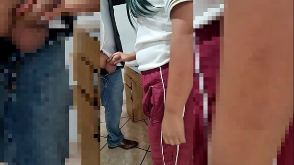 Download Video - casero real&period; rapid&iacute;n en el sal&oacute;n de clase&period; Se la chupo a mi profesor antes de que alguien nos vea en p&uacute;blico