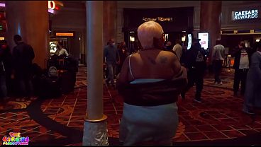 女神ムーランブロッサムがラスベガスでギビー・ザ・クラウンに扱われる