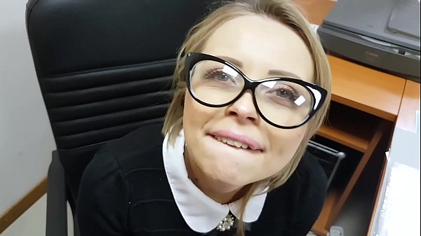 Возбудила начальника сосет мужику и все ради повышения