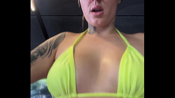 Download Video - Fui treina de biquinho fil dental &excl; Na academia de frente da praia de Copacabana no RJ &period; Quase fui expulsa fiquei com tanto tes&atilde;o que fiquei toda babadinha na bucetinha &excl;