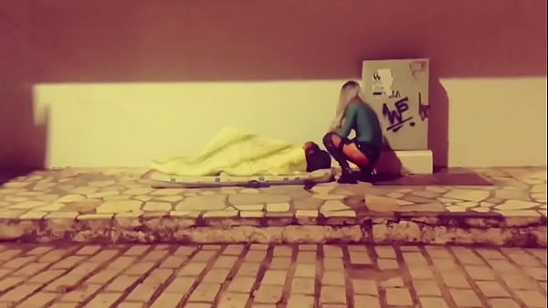 Download Video - MOTORISTA DE UBER GRAVOU SAFADA DANDO CUZINHO PRA MORADOR DE RUA NA RUA