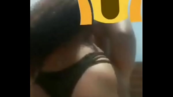 morena gostosa dançando