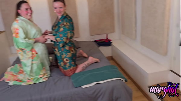 Nouvelle vid&eacute;os avec la belle Moreen BBW femme forte gourmande avec qui j'ai pu m'amuser devant des spectateurs une belle mise en bouche avant une grosse orgie a 5