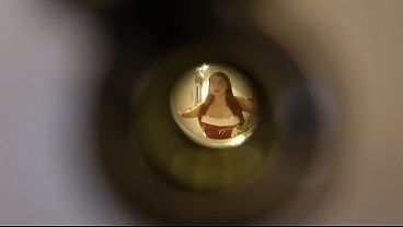 O leque alivia o calor mas o fogo no rabo s&oacute; poroca no cu .