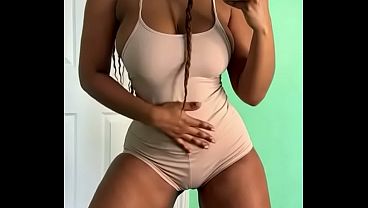 Guiretions fazendo carinho na sua Rata enquanto se filma no espelho