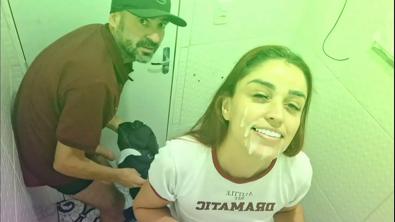 Safada fode com desconhecido no banheiro p&uacute_blico!