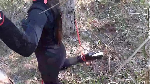 La Belle-Soeur Modèle Laura On Heels En Robe Noire Et Talons Hauts Liés Et Masqués Dans Un Bois, Doit Sucer Une Bite. Attaché À Un Arbre Sur Une Tenue Sexy, Gorge Profonde Masquée Et Extérieure Sans Piti&Ea