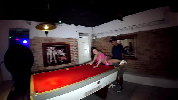 Safada fode casa de swing em cima da mesa de sinuca assistindo bbb22 - Dinnigata - O Sulista