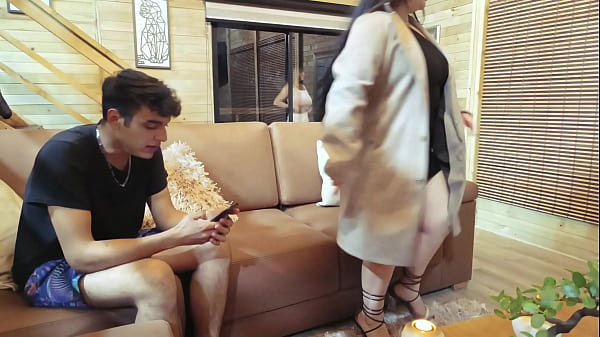 Download Video - Mi madrastra me obliga a follar con su mejor amiga Maragray por que soy virgen