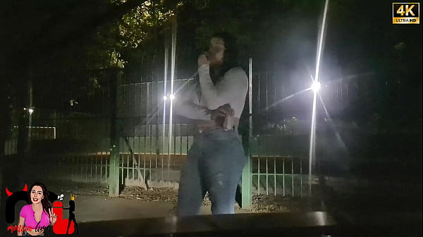 Download Video - Fomos comer um hot no Bosque Maia ate que eu me encantei por um novinho e dei um sinal&comma; beijei e o corno filmou no carro&period;