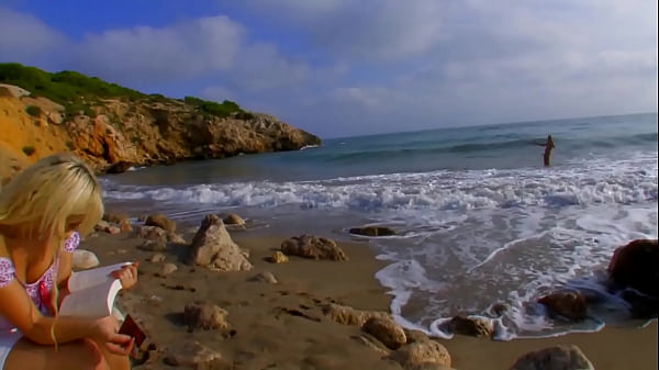 Horny young Angell Summers gets her pussy opened on the beach