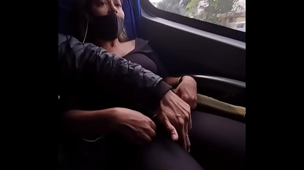 Pedi para um desconhecido tocar uma siririca dentro do onibus para mim ! / Mari e Chell /