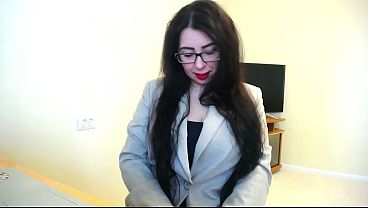 Ashley Adams soul&egrave;ve ses &eacute;normes seins et se pr&eacute;pare &agrave; l&rsquo;&eacute;jaculation faciale massive