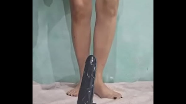 Estudiante me deja ver que rico se monta en su dildo grande