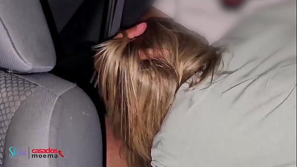 Marquei com meu namoradinho em um bar e ele me beijou na frente de todos enquanto eu pegava no pau dele