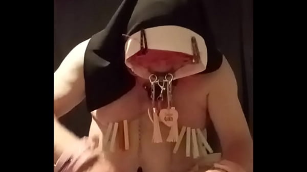 Solo BDSM spel met wasknijpers