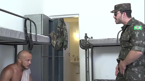Download Video - Fudendo o recruta dentro do quartel&period; - Pr&eacute;via
