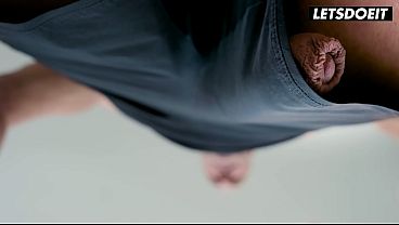 グラマラスなブロンドの熟女がジムで3人の男を相手に…すべての穴を使用