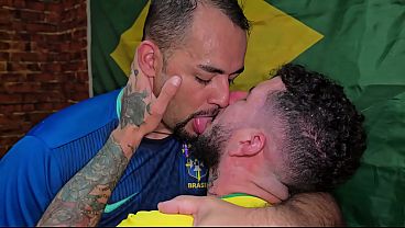 ブラジル対エジプトのサッカー試合後、熱烈なキスを交わすファンたち - パート2