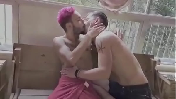 Mamei o pau grande e grosso do twink dotado