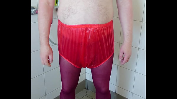 Inkontinenz Spa&szlig; in hei&szlig;er Strumpfhose und Gummihose
