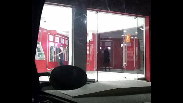 De puta entrando al cajero